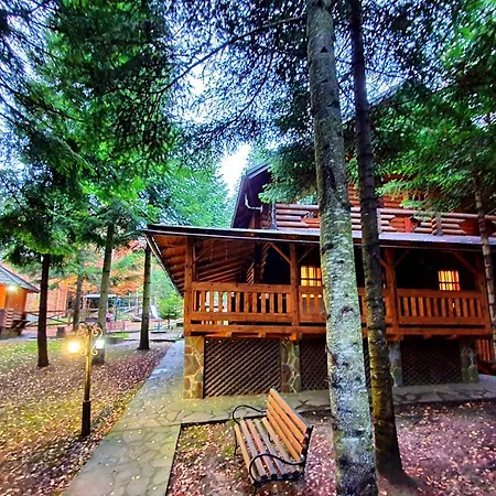 Gostynniy Dvir In Forest Коттеджи Lodge