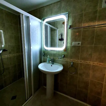 Gostynniy Dvir In Forest אכסניה מיגובו