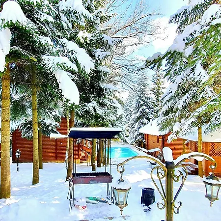 Gostynniy Dvir In Forest Коттеджи