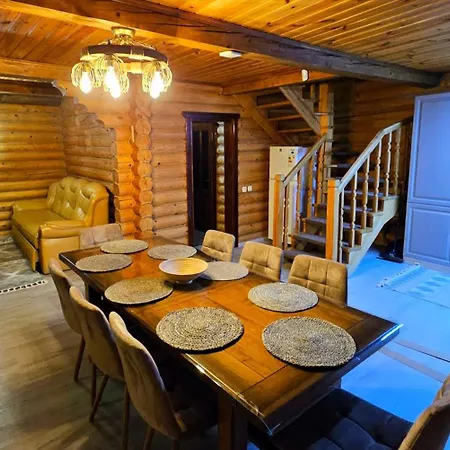 Gostynniy Dvir In Forest Migowo